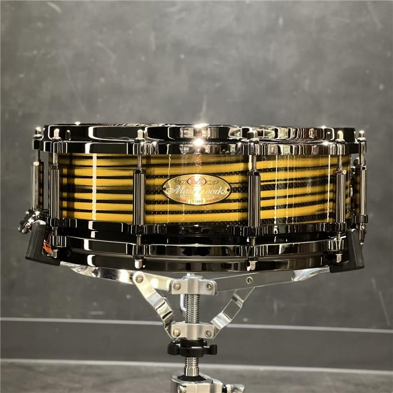 drumstation_sby's tweet photo. 【Pearl×イケベ楽器50周年記念モデル】
50周年記念モデルとして製作して頂いた
Masterworks Snare Drumが残り僅かとなりました…！
シェルはPearlでも非常に評価の高いMaple/Gum等厚6プライでサウンドは間違いなし🔥
Black CarbonにGold Swirlが映えるスネアドラムです🥁 https://t.co/bMSiQOhaKo