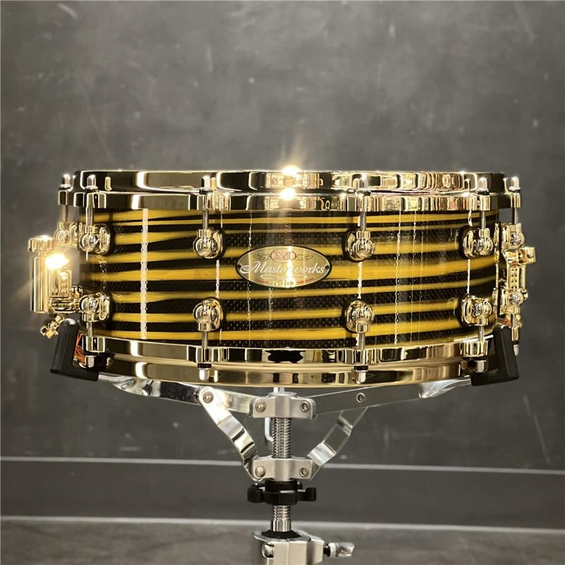 drumstation_sby's tweet photo. 【Pearl×イケベ楽器50周年記念モデル】
50周年記念モデルとして製作して頂いた
Masterworks Snare Drumが残り僅かとなりました…！
シェルはPearlでも非常に評価の高いMaple/Gum等厚6プライでサウンドは間違いなし🔥
Black CarbonにGold Swirlが映えるスネアドラムです🥁 https://t.co/bMSiQOhaKo