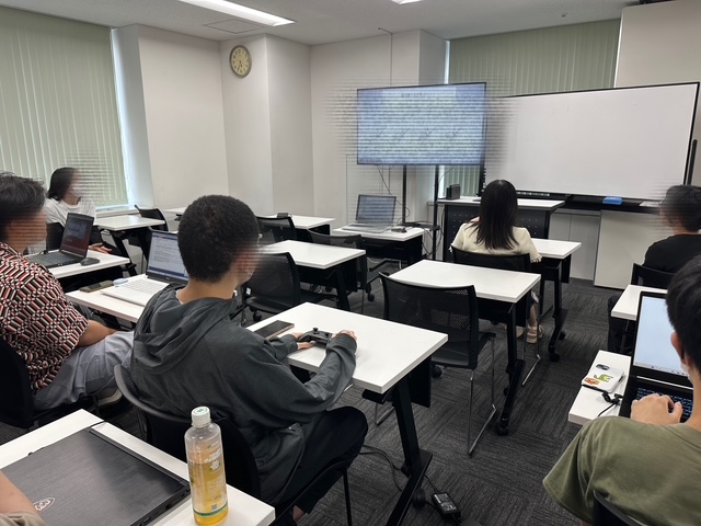 nagoya_human's tweet photo. ゲームカレッジでは普段からプレイしたゲームの情報共有を行っています。こんなシステムだったよ、ここが面白かったよ、CGがすごいね、などなど…🎮
今日は新作のゲームをみんなでプレイして盛り上がりました！
いつかみんなが作ったゲームを、誰かがこうやって遊んでくれる日が来ることを楽しみにしています☺