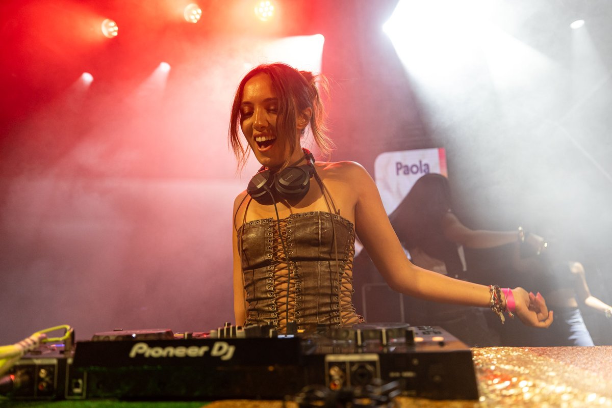 atlantic_pride's tweet photo. A primeira en chegar e a última en marchar. Praza Pontevedra vibrou a ritmo de dembow con Paola.
#AtlanticPride2026 #OrgullodoNorte #Culturadevivir #ConcertosdoXacobeo #DACCultura https://t.co/v3u7b1xBhm