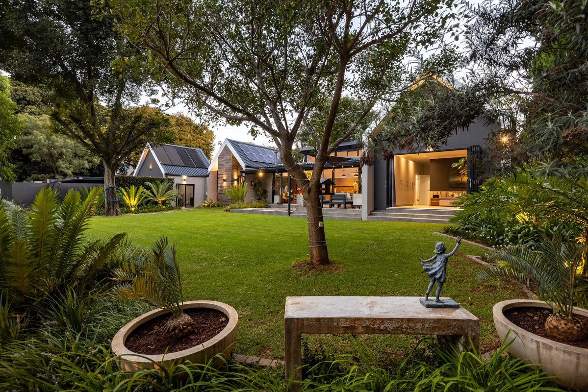 XekiHlongwane's tweet photo. 📍Stoeplife Estate in Equestria
🫰🏾R4,980,000
🏠345m²
📐 974m² https://t.co/bPRHZeRTV4