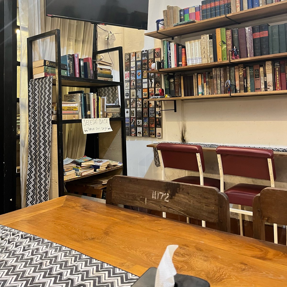 belovedbita's tweet photo. ₊ rekomendasi cafe 𖦹🍜🥢୭˚.

9/10 super duper pw, affordable, banyak buku yang bisa dibaca.

Nilai plusss lainnya ini tuh COCOKK BANGETT menyendirii, karena areanya cukup kecil🤏🏻 

📍Studio Damai, Surabaya https://t.co/aEs4ruvd5s