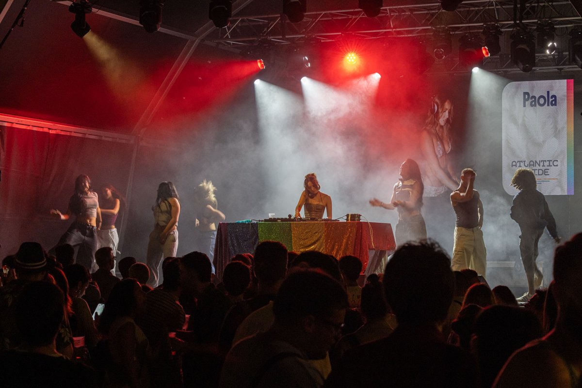 atlantic_pride's tweet photo. A primeira en chegar e a última en marchar. Praza Pontevedra vibrou a ritmo de dembow con Paola.
#AtlanticPride2026 #OrgullodoNorte #Culturadevivir #ConcertosdoXacobeo #DACCultura https://t.co/v3u7b1xBhm