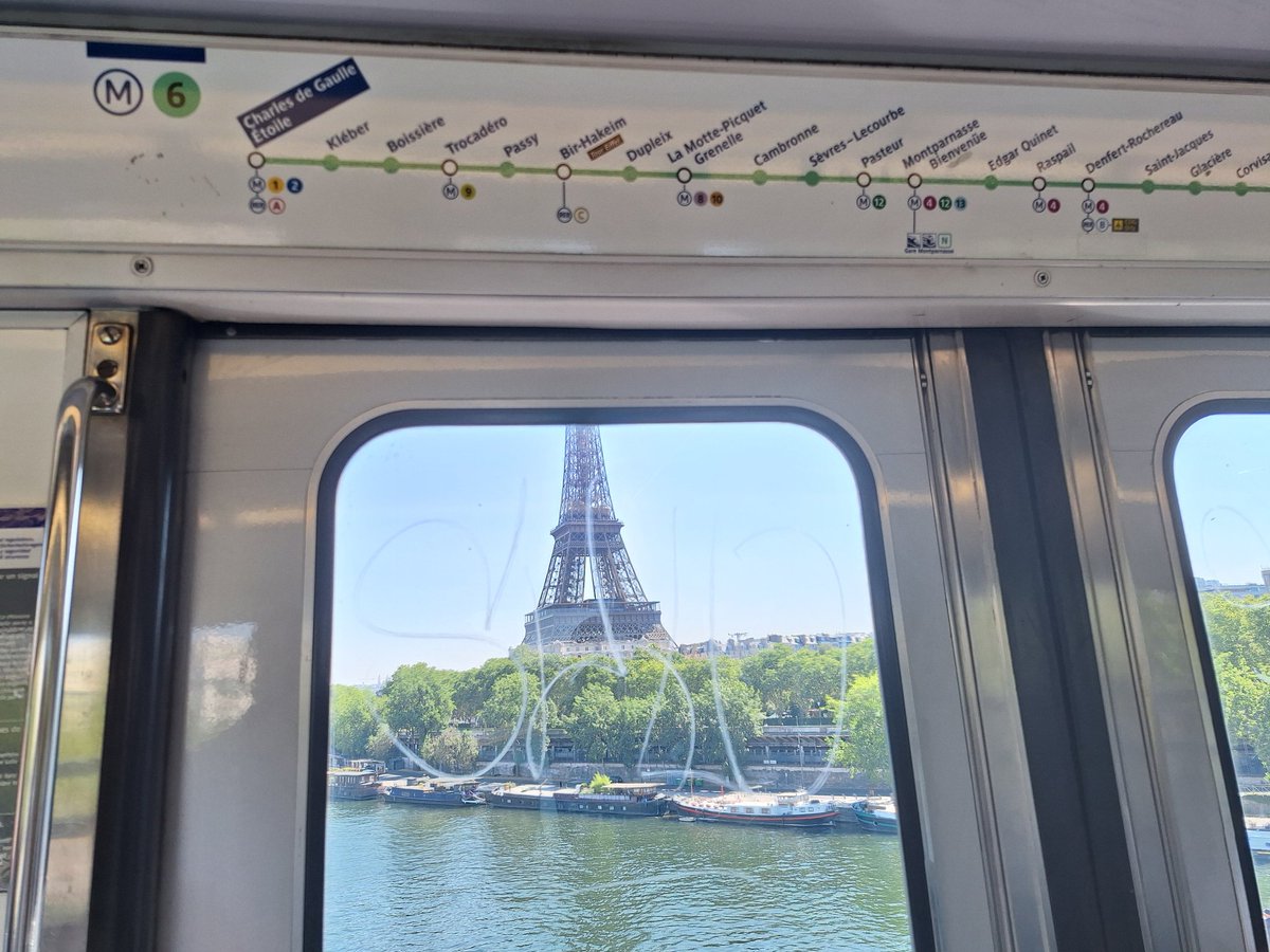 Metro_Insolite's tweet photo. Design vintage, intérieur à dominante vert jade, ouverture manuelle des portes : depuis 1974, le #MP73 était le métro emblématique de la #ligne6.

Dernier matériel sur pneu d'ancienne génération, il effectue aujourd'hui son voyage d'adieu après 52 ans de service. Bonne retraite ! https://t.co/7DXRVEk74X
