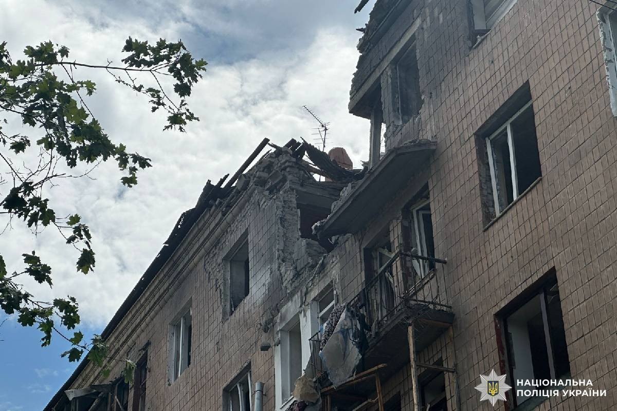openkharkiv1's tweet photo. Дві людини загинули, ще 29 постраждали: поліція працює на місцях ворожих обстрілів Харкова
 
🔻8 липня  московські окупанти здійснили обстріл Немишлянського району міста.
Пошкоджено багатоквартирний будинок та автомобілі. 
Несумісні з життям тілесні уш...https://t.co/EUwKgei3IF https://t.co/1faoLBPcS7