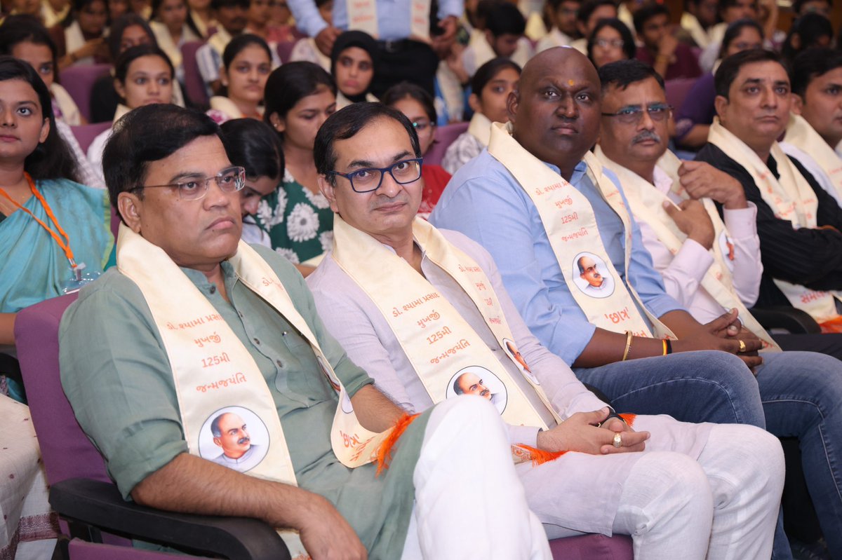 DarshakThakar's tweet photo. રાષ્ટ્રવાદના પ્રખર પ્રણેતા, ભારતીય જનસંઘના સંસ્થાપક ડૉ. શ્યામા પ્રસાદ મુખર્જીની જયંતિ નિમિત્તે આયોજિત ‘સ્મૃતિ પખવાડિયા’ અંતર્ગત રાષ્ટ્રીય સંગઠક શ્રી @v_shrivsatish જી ની વિશેષ ઉપસ્થિતિમાં કર્ણાવતી મહાનગર યુવા મોરચા દ્વારા ગુજરાત યુનિવર્સિટી ખાતે યોજાયેલા છાત્ર સંમેલનમાં સહભાગી થવાનું થયું.

ડૉ. શ્યામા પ્રસાદ મુખર્જીના રાષ્ટ્ર પ્રથમના વિચાર, અખંડ ભારતના સંકલ્પ અને રાષ્ટ્ર નિર્માણ પ્રત્યેના અતૂટ સમર્પણને યુવા અને વિદ્યાર્થી શક્તિ સુધી પહોંચાડતું આ સંમેલન યુવા પેઢીમાં રાષ્ટ્રભાવના પ્રત્યેની પ્રતિબદ્ધતાને વધુ મજબૂત બનાવનારું રહ્યું.

આ સંમેલનમાં પ્રદેશ સંગઠન મહામંત્રી શ્રી @ratnakar273 જી, મહાનગરના અધ્યક્ષ શ્રી @PrerakshahBJP જી, પ્રદેશ યુવા મોરચાના મહામંત્રી શ્રી @NareshDesai_ જી, મહાનગરના સાથી મહામંત્રી શ્રી @Gautamkathiriy8 જી, શ્રી @umangnayakbjp જી, મહાનગર યુવા મોરચાના અધ્યક્ષ શ્રી @ketupatel4bjp પણ ઉપસ્થિત રહ્યા.