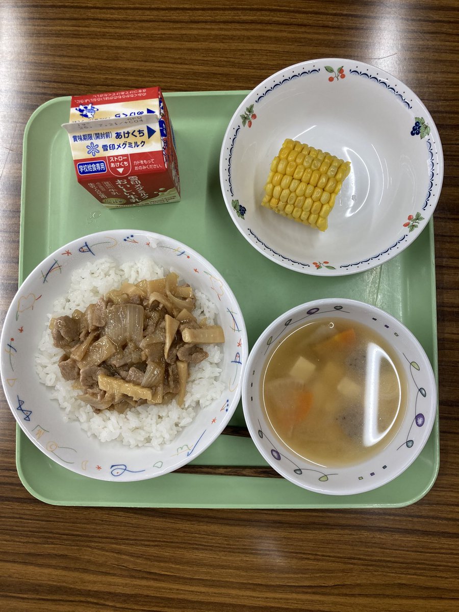 aoyamaes's tweet photo. 7月8日（水）２年生がとうもろこしの皮むき体験をしました。ひげの感触を楽しんだり、虫が出てきて驚いたりしながら、あっという間に黄色いとうもろこしの山ができました。このとうもろこしは給食でおいしくいただきました。 https://t.co/pGbgfRVlD5