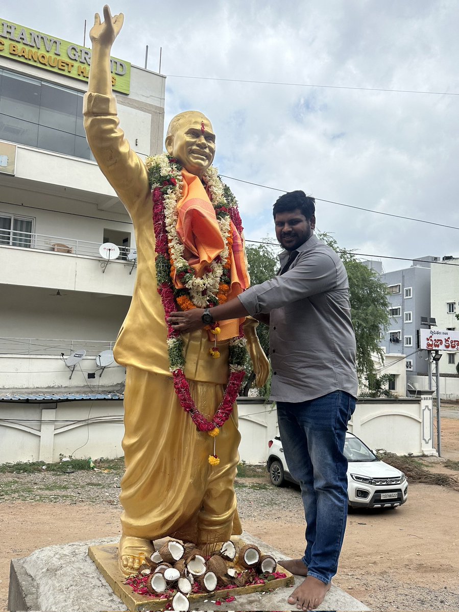 AngulaSandeep's tweet photo. Forever remembered,Forever respected💐
Johar YSR
Jai Jagan
#ysr #ysjagan #birthday #YSRCPFighters #TEAMYSBR https://t.co/9JzKxmmzN1