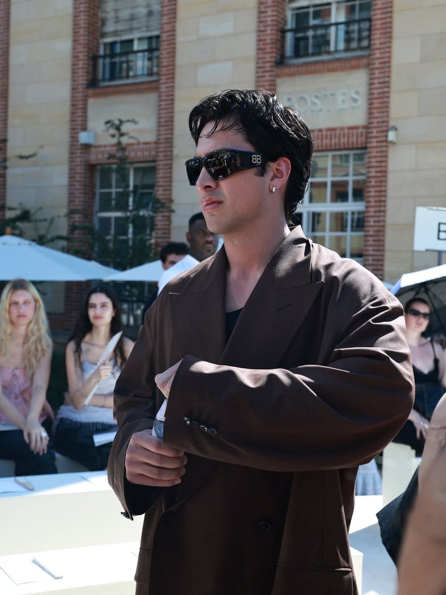 hudsonists's tweet photo. i love how everyone knew his jacket is coming off immediately when we saw him and it took like 10 mins 😭 https://t.co/CaKFKhy1l9