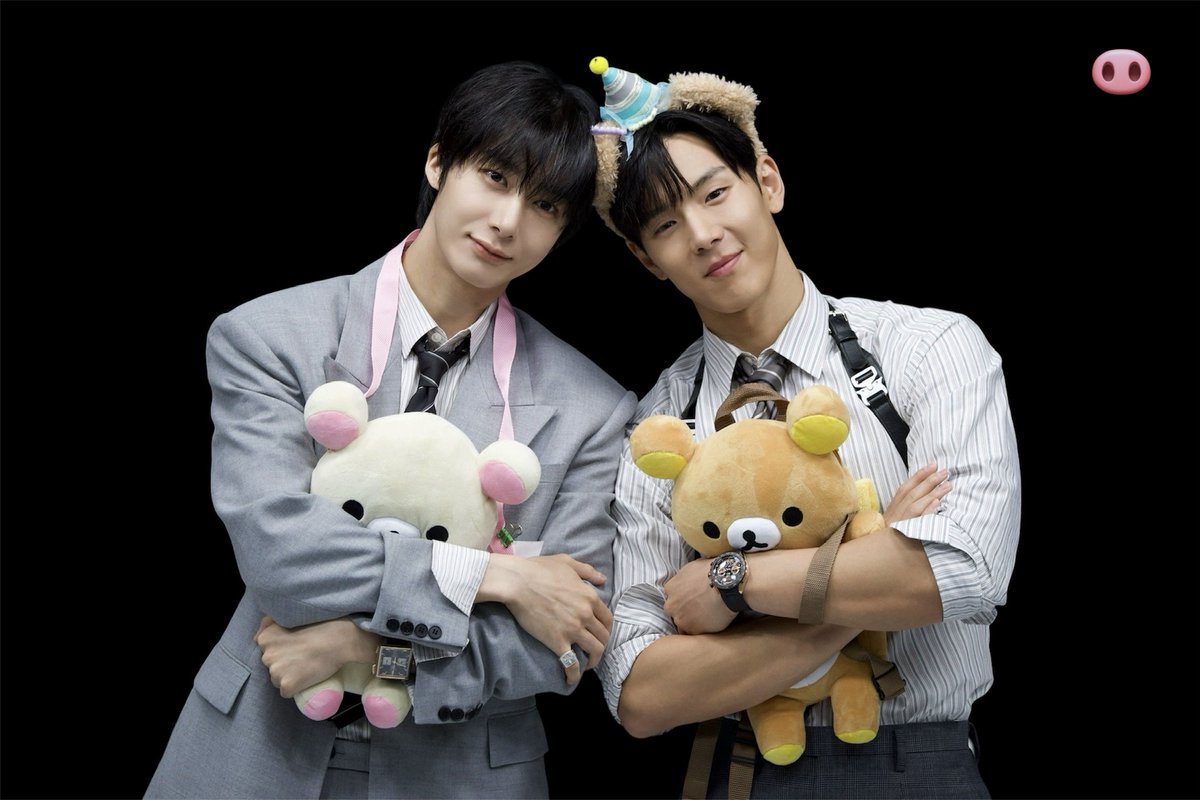 nunudaeji's tweet photo. 260705 #사운드웨이브 #대면 #팬싸

인형 꽉 껴안은 모습, 둘 다 귀엽고
여기보세요~ 머리 맞대고 찰칵📸

#셔누 #SHOWNU #몬스타엑스 
#형원 #HYUNGWON
#MONSTAX #MONSTA_X https://t.co/kOqZr95AIz