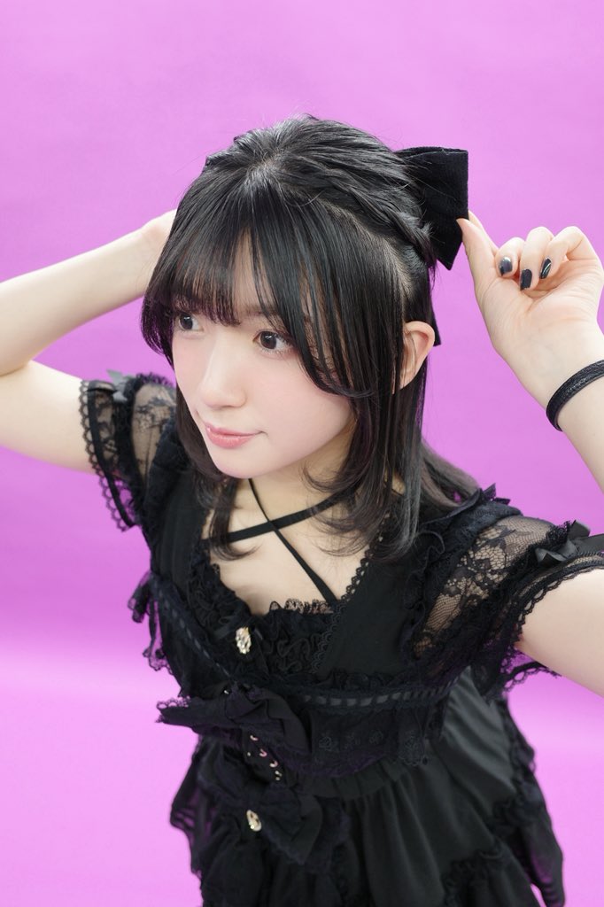 amane_bushi's tweet photo. HiBiKi StYle＋5周年グッズ発売です✨️㊗️
黒のフリルとリボン沢山です🎀🖤
ミステリアス可愛く撮って頂きました📸
ぜひゲットしてくださいね(*´˘`*)
#ヒビキファン https://t.co/ec93toRPaj