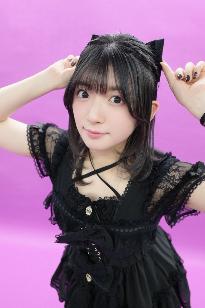 amane_bushi's tweet photo. HiBiKi StYle＋5周年グッズ発売です✨️㊗️
黒のフリルとリボン沢山です🎀🖤
ミステリアス可愛く撮って頂きました📸
ぜひゲットしてくださいね(*´˘`*)
#ヒビキファン https://t.co/ec93toRPaj