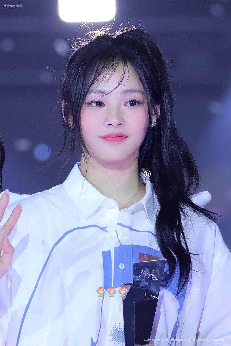 mayabunnj's tweet photo. i think minjis side ponytail has to be my favourite hairstyle for her, so cute https://t.co/XjVHpSEjNy