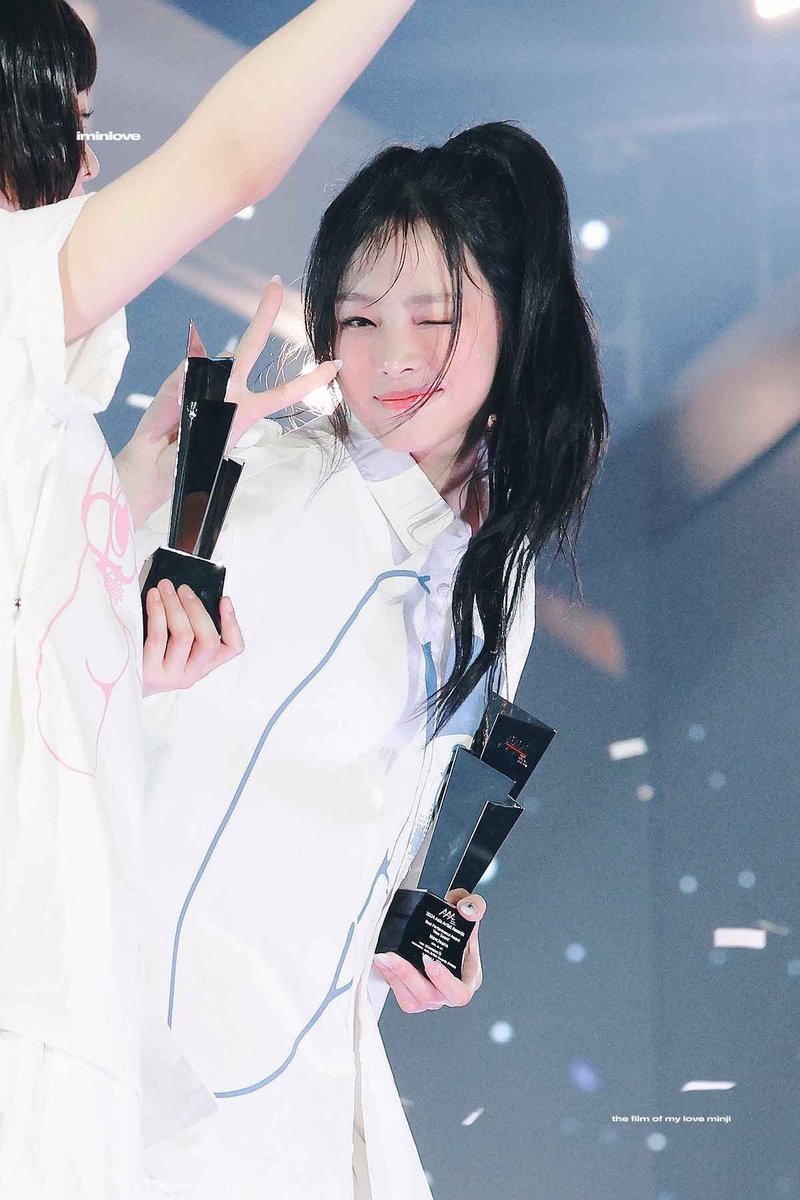 mayabunnj's tweet photo. i think minjis side ponytail has to be my favourite hairstyle for her, so cute https://t.co/XjVHpSEjNy