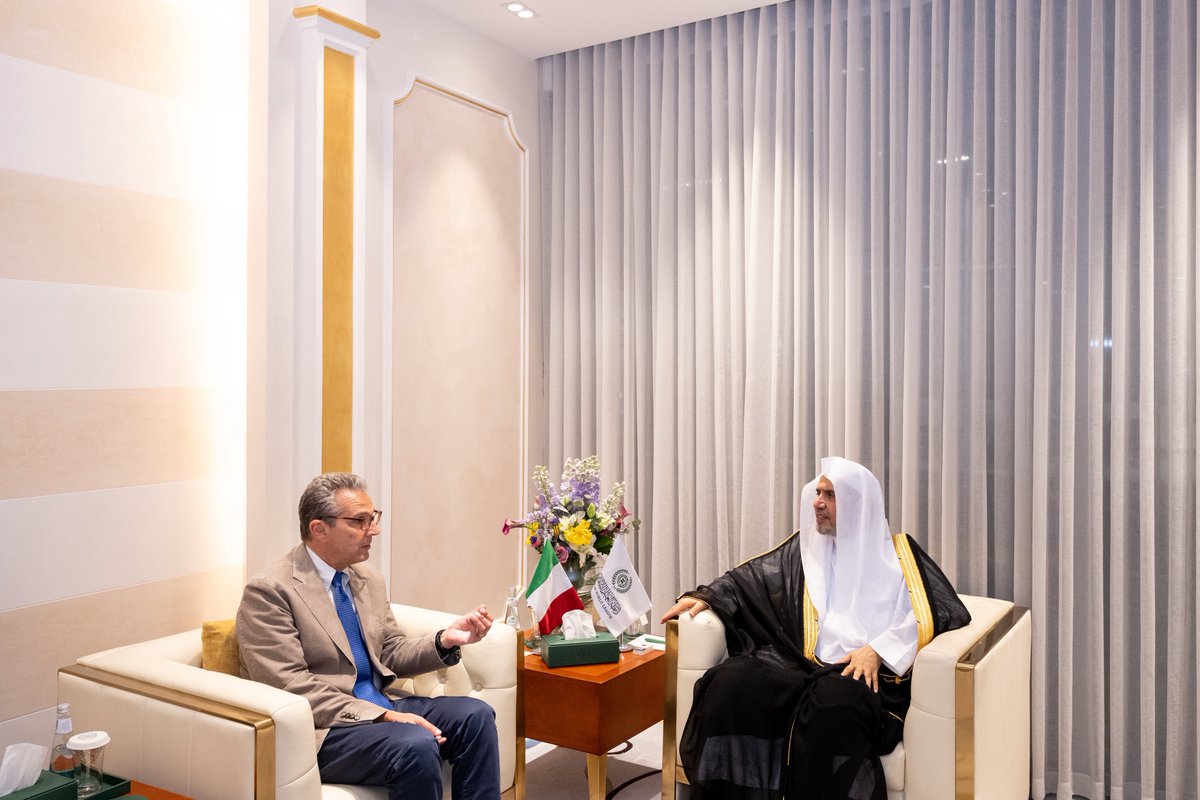 mwlorg_fa's tweet photo. ��ناب آقای دکتر شیخ محمد العیسی، @MhmdAlissa  دبیرکل سازمان همبستگی جهان اسلام و رئیس انجمن علمای مسلمان، شامگاه روز گذشته، در دفتر کار خود در شهر ریاض، از جناب بزرگوار کارلو بالدوتچی، سفیر جمهوری ایتالیا در مملكت عربستان سعودی، استقبال کرد.
در این دیدار، شماری از موضوعات مورد اهتمام مشترک، بررسی شد.