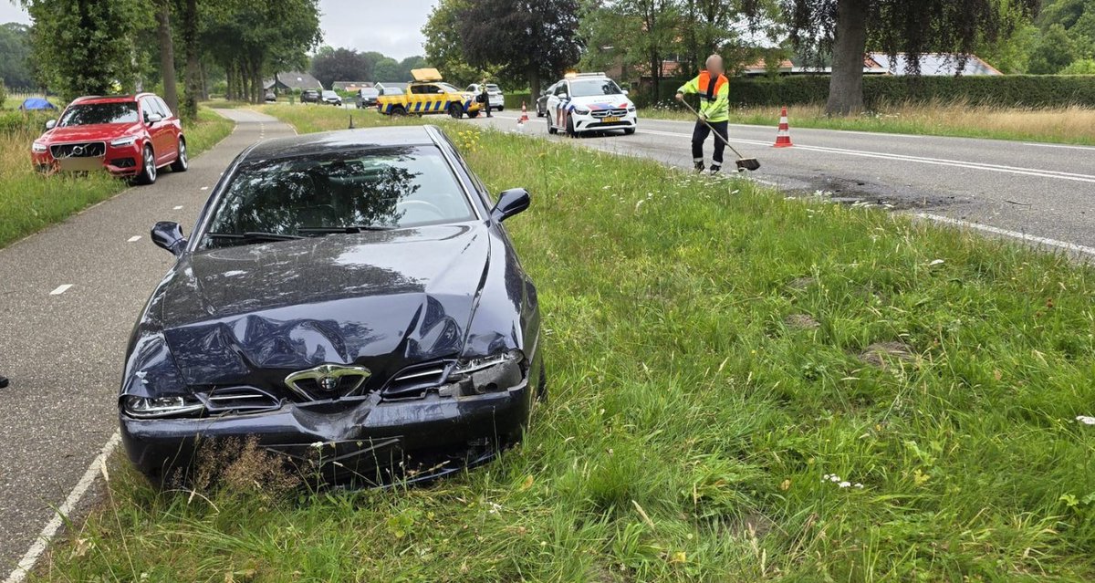 Automobilist knalt achterop busje in Vorden