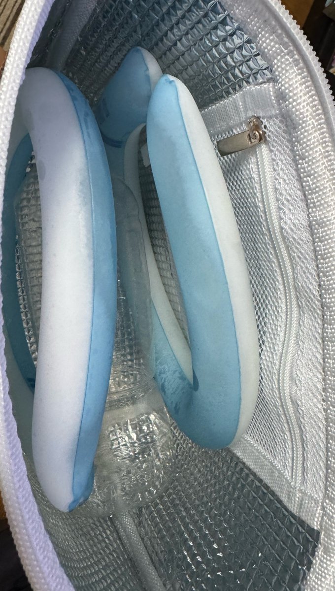 dingyellowbell's tweet photo. 500のペットボトル3本ちょうど入る保冷バックを買ったので凍った麦茶ポカリを入れてネッククーラー2個持っていく作戦で https://t.co/W2wOmuDHx6