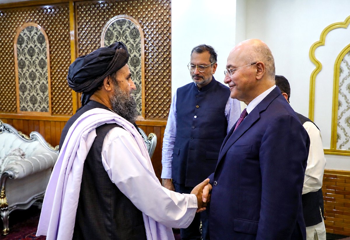 FDPM_AFG's tweet photo. 1/5: محترم ملا عبدالغنی برادر آخند با کمیشنر عالی سازمان ملل متحد در امور مهاجرین ملاقات نمود 

محترم ملا عبدالغنی برادر آخند، معاون اقتصادی ریاست‌الوزراء، امروز (چهارشنبه) ۱۷ سرطان ۱۴۰۵ خورشیدی، در دفتر کار خود https://t.co/FILaJhIA5k