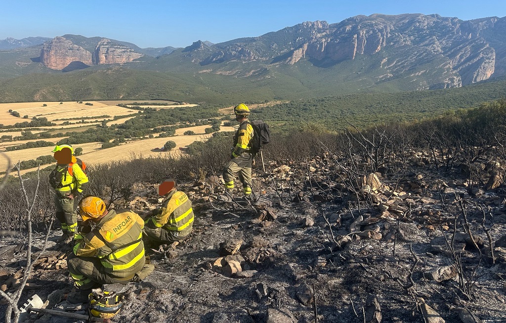 arainfonoticias's tweet photo. Bomberos forestales de Aragón alertan de jornadas de más de 20 horas, bases sin condiciones adecuadas y problemas de avituallamiento durante los incendios. CGT exige “una revisión profunda” del modelo y un operativo estable durante todo el año: https://t.co/2gyeoJSsKB https://t.co/vw4fcTu6Tg