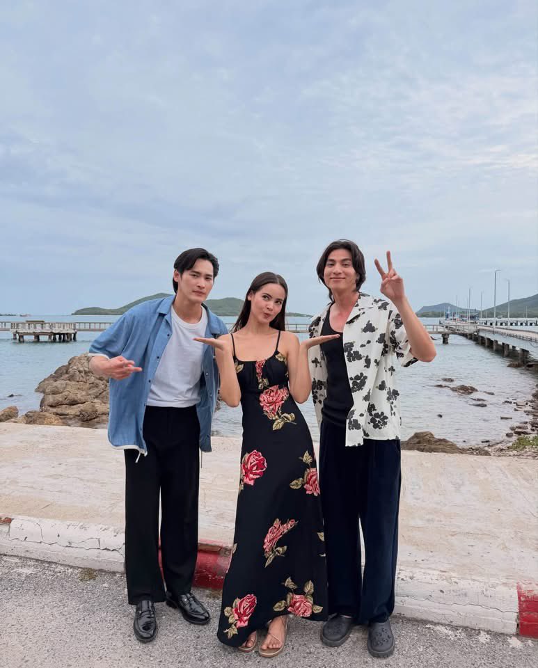 somrak37223766's tweet photo. 7.7 #ตะวันลวง ปิดกล้องแล้วค่าถ้าไม่มีอะไรผิดพลาด 
ปลายปีนี้ได้รับชมกันแน่นอน 
ไหนน ระหว่างนี้ใครอยากให้เราโปรโมทอะไรยังไง
เสนอกันเข้ามาได้เลยยยย
ถ้าทำได้ ทำทันที ถ้าไม่ทำ แปลว่าทำไม่ได้ 555555555
หวังว่าจะรอสนับสนุนจนกว่าละครจะออนแอร์จบนะคะ
รักๆๆๆๆๆ🤍
#BeneaththeLies #MakerK #Ch3 https://t.co/g6SyK5CAj4