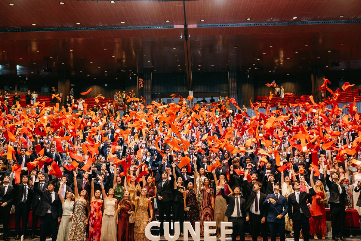 Aebanca's tweet photo. ¡Enhorabuena a todos los graduados de @CUNEF! 👨🏼‍🎓
 
Nuestra presidenta Alejandra Kindelán les acompañó en su acto de graduación junto a un padrino de promoción muy especial: @ahuertasmejias, CEO de @MAPFRE 
 
Que esta nueva aventura esté llena de logros y aprendizajes ¡Ánimo! https://t.co/qgaZuhpsLH
