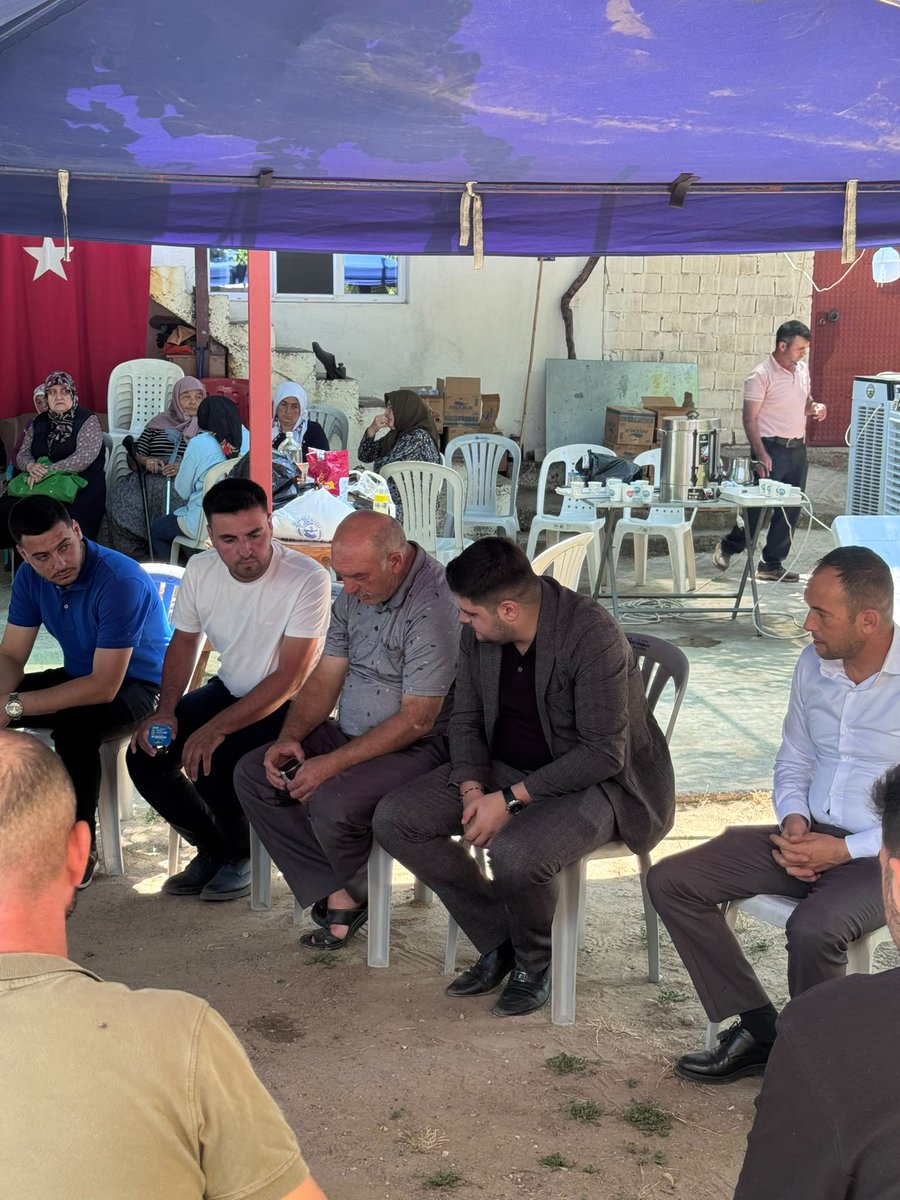 aydinulkuocagi's tweet photo. Ülkü Ocakları Aydın İl Başkanımız Sayın Okan Bozkurt, Ülkü Ocakları Bozdoğan ve Nazilli İlçe Başkanlarımız ile birlikte, geçirdiği elim trafik kazası sonucu Hakk’ın rahmetine kavuşan Jandarma Uzman Çavuş Yalçın Çolak’ın kıymetli ailesine taziye ziyaretinde bulundu.

Merhuma Cenab-ı Allah’tan rahmet; kederli ailesine, yakınlarına ve silah arkadaşlarına sabır ve başsağlığı diliyoruz.

Ruhu şad, mekânı cennet olsun.

@Okan_Bozkurt_06
