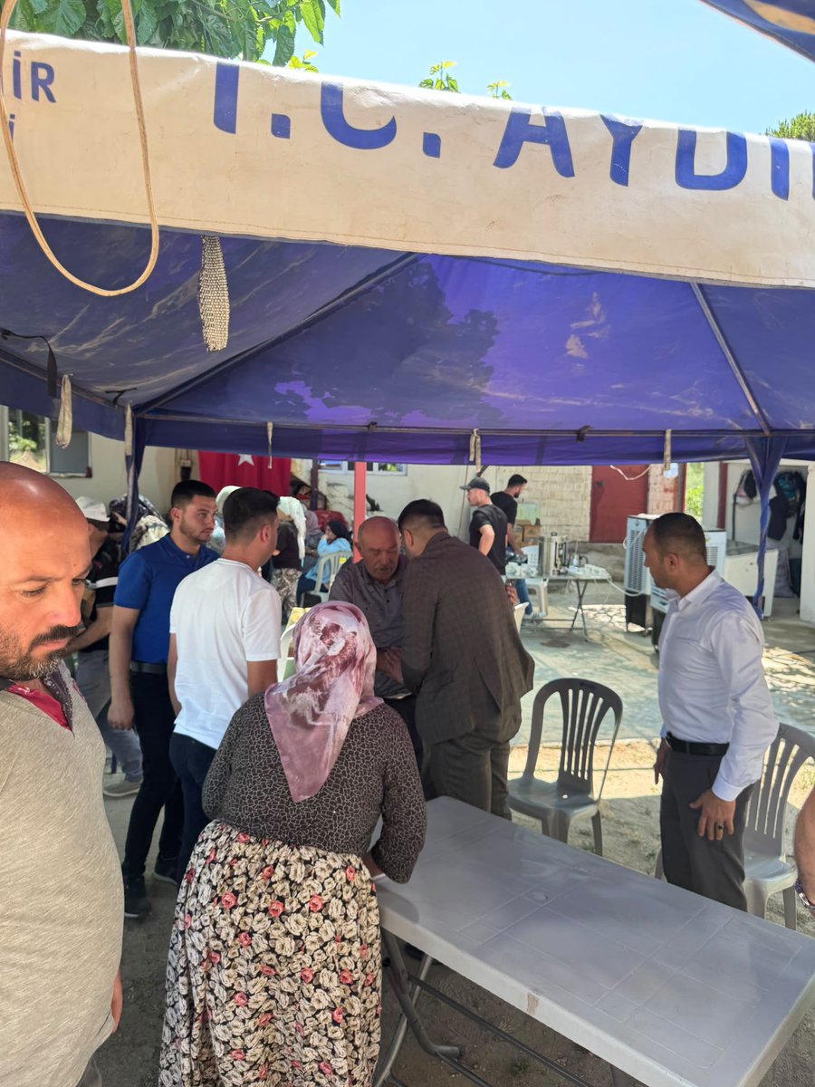 aydinulkuocagi's tweet photo. Ülkü Ocakları Aydın İl Başkanımız Sayın Okan Bozkurt, Ülkü Ocakları Bozdoğan ve Nazilli İlçe Başkanlarımız ile birlikte, geçirdiği elim trafik kazası sonucu Hakk’ın rahmetine kavuşan Jandarma Uzman Çavuş Yalçın Çolak’ın kıymetli ailesine taziye ziyaretinde bulundu.

Merhuma Cenab-ı Allah’tan rahmet; kederli ailesine, yakınlarına ve silah arkadaşlarına sabır ve başsağlığı diliyoruz.

Ruhu şad, mekânı cennet olsun.

@Okan_Bozkurt_06