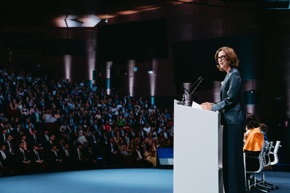 Aebanca's tweet photo. ¡Enhorabuena a todos los graduados de @CUNEF! 👨🏼‍🎓
 
Nuestra presidenta Alejandra Kindelán les acompañó en su acto de graduación junto a un padrino de promoción muy especial: @ahuertasmejias, CEO de @MAPFRE 
 
Que esta nueva aventura esté llena de logros y aprendizajes ¡Ánimo! https://t.co/qgaZuhpsLH