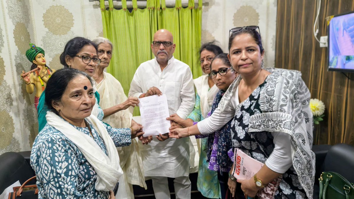 cpimspeak's tweet photo. United Women’s Campaign for Women’s Reservation Law without Linkages Meets Akhilesh Yadav in Lucknow

A delegation of women's organizations, social activists, and citizens' groups met Akhilesh Yadav, National President of the Samajwadi Party, on 7 July and appealed for a united voice from opposition parties in the upcoming Monsoon Session of Parliament to ensure that the Women's Reservation Bill is implemented in its original form. The delegation comprised Madhu Garg and Vandana Rai from AIDWA, Kanti Mishra from NFIW, Meena Singh and Sarojini Bisht from AIPWA, Rooprekha Verma from Sajhi Duniya, former SP mayoral candidate Vandana Mishra, and social activist Rita Chaudhary.

The delegation submitted a memorandum opposing the Union government's move to reintroduce the Bill by linking women's reservation with delimitation and the census to fulfil the BJP's political agenda, stating that doing so would delay the implementation of the 2023 Act and also send a dangerous signal for India's federal and democratic structure. The memorandum demanded that the Women's Reservation Bill be passed in its original form in this very Monsoon Session of Parliament so that one-third of the seats can be reserved for women in the upcoming 2027 Uttar Pradesh Assembly elections as well.

Akhilesh Yadav expressed agreement with the memorandum submitted by the delegation. He said that his party had opposed the conditions of delimitation and the census attached to the Women's Reservation Bill passed in 2023, even in Parliament. He assured the delegation that, in the upcoming Monsoon Session as well, the SP would demand the immediate implementation of the Women's Reservation Bill in its original form.

Over the last few days, the delegation has also met Ajay Rai, UP Congress President, and Sanjay Singh, National Leader of AAP. They have assured the delegation that their parties will support the implementation of women’s reservation and raise their voice in Parliament. Women's organizations are campaigning on this issue across the country. They will jointly hold a continuous dharna outside Parliament during the Monsoon Session.