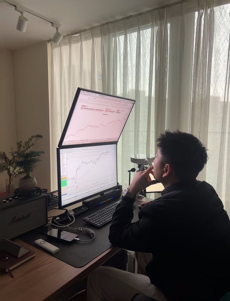 laoyingkhq's tweet photo. 我室友是中国人，我们大学一个寝室的。开学才三周，他的博士录取通知就被撤了。斯坦福 AI 实验室，全奖，梦校，一下没了。官方理由是签证问题，但我们心里都清楚，说白了就是名额政治那一套。

周四早上我在客厅沙发上找到他，笔记本屏幕还亮着，一看就是整晚没睡。

我问：“你干嘛呢？”

他说：“搭点儿东西。”

他把屏幕转过来给我看一个叫 PolyCop 的终端界面。上面显示着仓位还在跑，钱包自己在自动跟单。

他告诉我，700 美元的本金，9 周滚成了 67800 刀。

“这怎么做到的？”

他说的那句话，我到现在都记得特别清楚。

“美国人老想着去预测未来会发生什么。但中国学生不一样，我们会先找出来‘谁已经知道答案了’，然后赶在所有人反应过来之前，直接照着抄。”

然后他打开了一个叫 Deep Wallet Analysis 的东西，说这玩意儿每个小时会扫描 14000 个 Polymarket 上面的钱包。

Polymarket 官网入口：https://t.co/XOIs6CMprG

他给我看一个地址：0xeebde。总盈利 9 万 4 千美元，在天气类合约上的胜率高达 91%，但在政治类上只有可怜的 14%。

他说：“你看，很多人傻乎乎地全盘复制这个钱包，结果跟着它在政治上面亏钱。我只复制它做的天气那一部分，所以我能赢。”

接着他又翻出来另一个地址：0x2d8b4。赚了 8 万 7 千刀，其中 94% 的利润都来自加密市场预测，体育类的胜率才 8%。

他说：“系统会自动只复制它做加密的那部分，体育的一概不跟。散户不懂啊，什么都复制，亏得一塌糊涂。”

他的后台还有个 Priority Mode 一直在运转。只要那些被标记的盈利钱包一下单，有个叫 PolyCop 的工具两秒钟内就能镜像跟进去。这时候普通散户那边网页可能还没刷出来呢。

他跟我说：“斯坦福那些搞研究的，想搭这套东西估计得花上半年。我用 Claude 配合着搞，一个周末就弄出来了。”

然后他拉出持仓列表让我看，里面清楚写着：

飓风路径预测，复制 0xeebde 的天气 → 赚了 2680 刀
美联储会议结果，复制 0xa91f2 的宏观 → 赚了 2340 刀
BTC 突破 12 万，复制 0x2d8b4 的加密 → 赚了 3180 刀
科技收购获批，复制 0xd0d60 → 赚了 2140 刀

总共 243 笔交易，胜率 77%，每笔平均持仓时间也就两天半左右。

他还给我看了个资金周转速度的对比数据：那些顶级钱包，每个月本金能周转 51 次，而普通散户钱包一个月才周转 1 次。同样 500 美元本金，在高手手里能滚动成 2.55 万美元的活跃资金。

而且他那个系统每六个小时会自动检测市场状态，是牛市、熊市还是震荡市，然后自己切换对应的跟单策略，完全不用人管。

当时让我最受冲击的一点是：他其实并不比斯坦福那些博士生聪明。他做的事情非常简单——找到那些已经赢了的人，然后只复制他们真正赚钱的那部分操作。

后来他告诉我，昨晚他已经开始部署自己的小资金测试了，就存了 50 刀进去，第一笔过滤后的跟单应该 24 小时内就会执行。链接我顺手扔评论区了。

昨天斯坦福那边又发了封邮件过来，说什么“我们正在重新审核你的情况”。他连打开都没打开。

他最后说了一句：“读博教你的是花五年时间自己去想。而用 PolyCop，我只花了 48 小时就学会了怎么抄。”

他跟他爸妈那边还是说自己在 Gap Year，至于账户里那 67800 刀的事儿，一个字都没提。他爸妈还以为他现在因为录取的事在家难受着呢。

而我后来知道的是，他已经在搭第二个机器人了。

如果想在Polymarket上使用跟单交易

我自己用的是Polycop: https://t.co/xrFNgicH8Q

#Polymarket