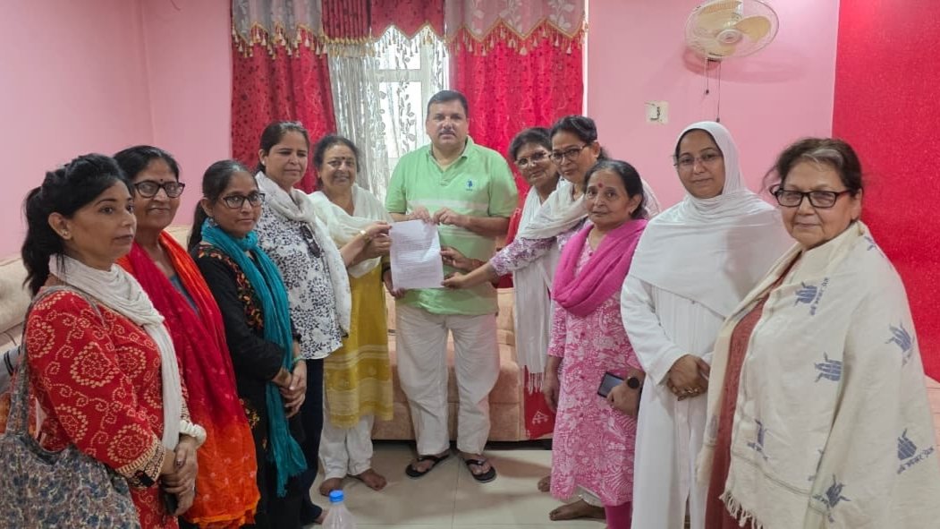cpimspeak's tweet photo. United Women’s Campaign for Women’s Reservation Law without Linkages Meets Akhilesh Yadav in Lucknow

A delegation of women's organizations, social activists, and citizens' groups met Akhilesh Yadav, National President of the Samajwadi Party, on 7 July and appealed for a united voice from opposition parties in the upcoming Monsoon Session of Parliament to ensure that the Women's Reservation Bill is implemented in its original form. The delegation comprised Madhu Garg and Vandana Rai from AIDWA, Kanti Mishra from NFIW, Meena Singh and Sarojini Bisht from AIPWA, Rooprekha Verma from Sajhi Duniya, former SP mayoral candidate Vandana Mishra, and social activist Rita Chaudhary.

The delegation submitted a memorandum opposing the Union government's move to reintroduce the Bill by linking women's reservation with delimitation and the census to fulfil the BJP's political agenda, stating that doing so would delay the implementation of the 2023 Act and also send a dangerous signal for India's federal and democratic structure. The memorandum demanded that the Women's Reservation Bill be passed in its original form in this very Monsoon Session of Parliament so that one-third of the seats can be reserved for women in the upcoming 2027 Uttar Pradesh Assembly elections as well.

Akhilesh Yadav expressed agreement with the memorandum submitted by the delegation. He said that his party had opposed the conditions of delimitation and the census attached to the Women's Reservation Bill passed in 2023, even in Parliament. He assured the delegation that, in the upcoming Monsoon Session as well, the SP would demand the immediate implementation of the Women's Reservation Bill in its original form.

Over the last few days, the delegation has also met Ajay Rai, UP Congress President, and Sanjay Singh, National Leader of AAP. They have assured the delegation that their parties will support the implementation of women’s reservation and raise their voice in Parliament. Women's organizations are campaigning on this issue across the country. They will jointly hold a continuous dharna outside Parliament during the Monsoon Session.