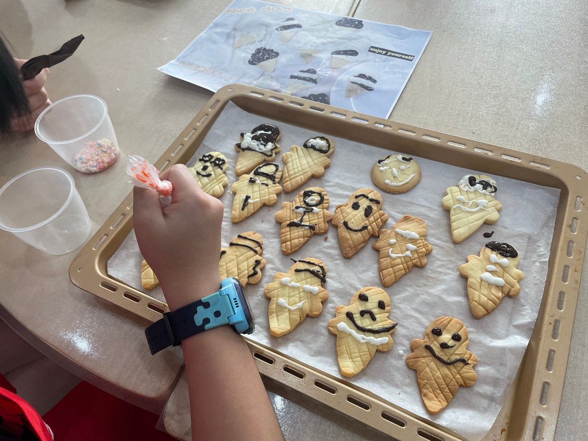 Farin28's tweet photo. Today we had a blast baking mini cookies with my 5-year-old! Messy hands = happy memories https://t.co/7IbZATdWzq
