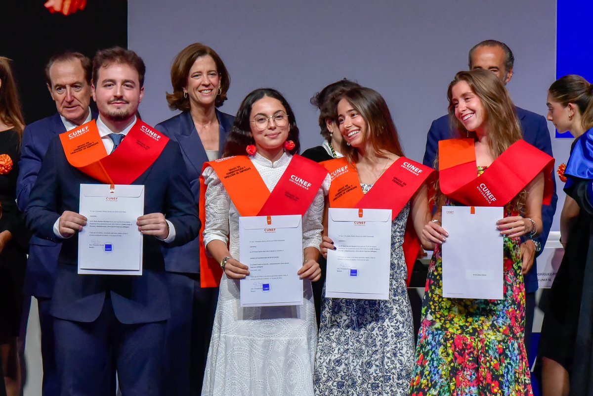 Aebanca's tweet photo. ¡Enhorabuena a todos los graduados de @CUNEF! 👨🏼‍🎓
 
Nuestra presidenta Alejandra Kindelán les acompañó en su acto de graduación junto a un padrino de promoción muy especial: @ahuertasmejias, CEO de @MAPFRE 
 
Que esta nueva aventura esté llena de logros y aprendizajes ¡Ánimo! https://t.co/qgaZuhpsLH