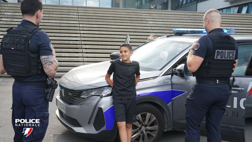 PoliceNationale's tweet photo. 🚔 🌊 Les policiers ont sauvé plusieurs personnes de la noyade ces derniers jours

📍 Début juin du côté de Lille (59), trois policiers de police secours ont sauvé un enfant de 11 ans tombé dans la Deûle alors qu’il tentait de récupérer sa chaussure. Un mois après cette immense frayeur, les fonctionnaires ont chaleureusement convié le jeune garçon au commissariat pour partager un goûter.

📍 Le 3 juillet à Miramas (13), un policier du commissariat d’Istres n’a pas hésité à plonger dans un plan d’eau pour secourir un homme en détresse, pris au piège par des algues.

📍 Plus récemment, le 5 juillet à Argenteuil (95), deux policiers se sont jetés dans la Seine pour porter assistance à une femme de 67 ans qui luttait en s'accrochant à une branche après être tombée dans le fleuve.

🤝 Chaque jour, les policiers interviennent pour porter assistance aux victimes.