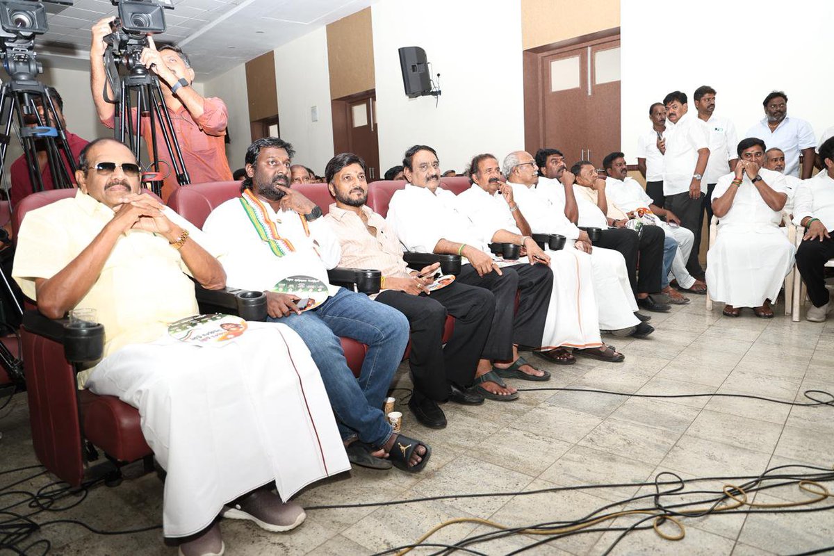 iamvijayvasanth's tweet photo. கர்மவீரர் காமராஜர் பிறந்த தினத்தை முன்னிட்டு தமிழ் நாடு காங்கிரஸ் கமிட்டி தலைவர் திரு. ப. மாணிக்கம் தாகூர் அவர்கள் தலைமையில் காமராஜர் புகழ் பரப்பும் நிகழ்ச்சிகள் மாநிலம் முழுவதும் நடைபெற்று வருகிறது.
 அதன் ஒரு பகுதியாக தமிழ் நாடு காங்கிரஸ் கமிட்டி சார்பில் தயாரிக்கப்பட்ட பெருந்தலைவர் புகழ் ஒலிநாடா இன்று என்னால் வெளியிடப்பட்டு மூத்த காங்கிரஸ் தலைவர் திரு. பீட்டர் அல்போன்ஸ் அவர்களால் பெறப்பட்டது.
இந்த நிகழ்ச்சியில் மாவட்ட காங்கிரஸ் கமிட்டி தலைவர்கள், மாநில நிர்வாகிகள் கலந்து கொண்டனர்.