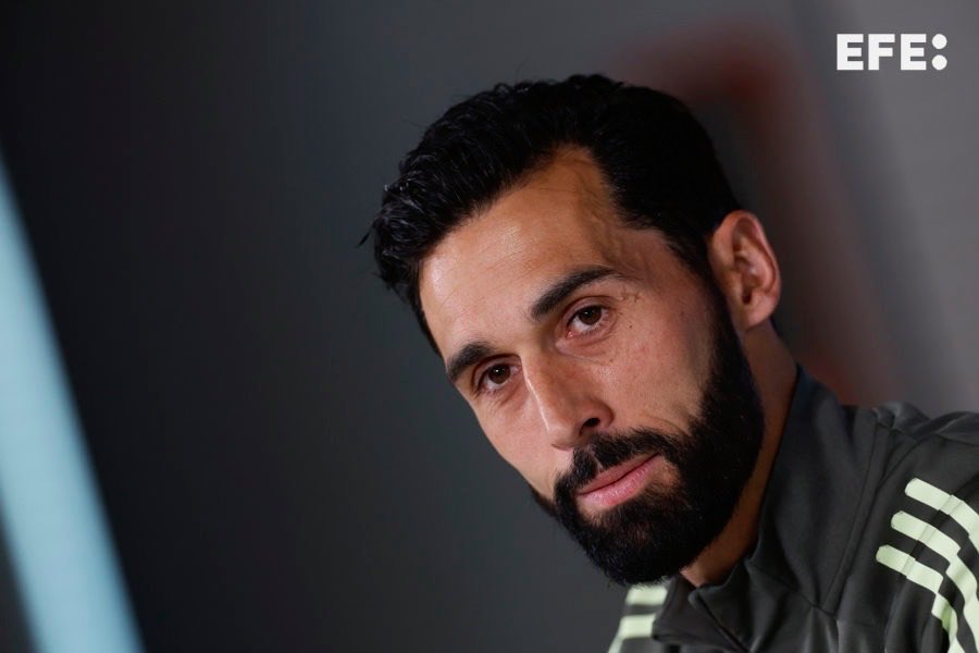 EFEdeportes's tweet photo. ✍️🏻Álvaro Arbeloa firma tres años como entrenador del Fulham.

🇪🇸 Con la llegada del extécnico del Real Madrid a Londres, la #PremierLeague ya cuenta para el curso 2026/27 con cinco entrenadores españoles, los mismos que británicos. https://t.co/OrHVrujE9K