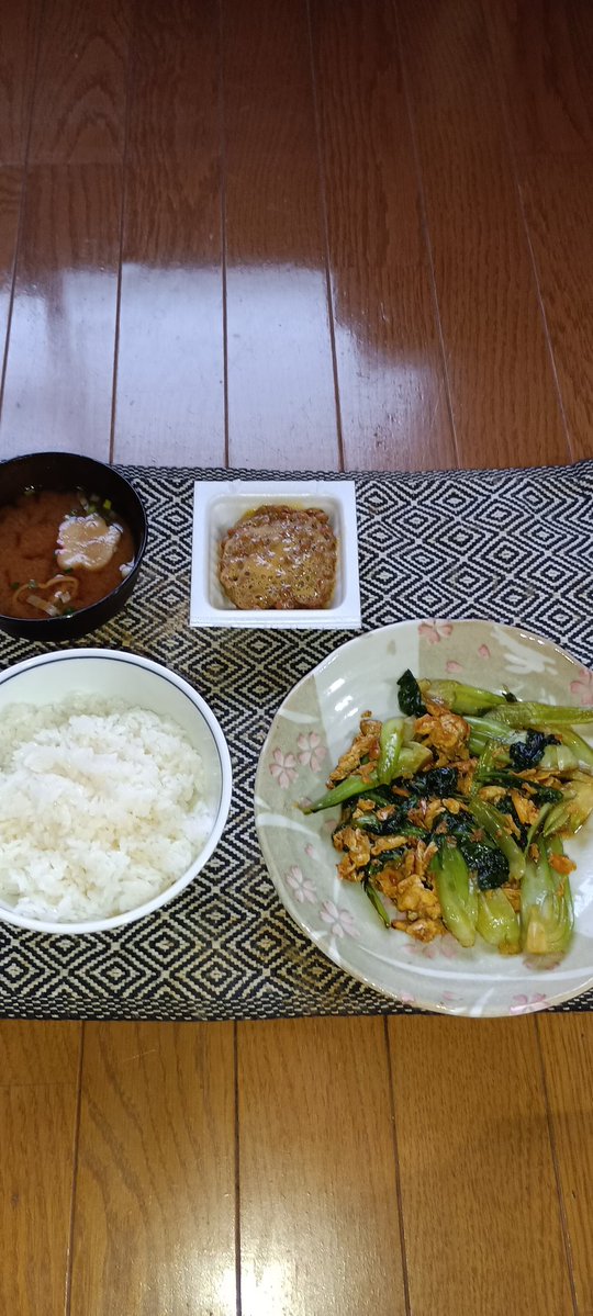 MapLaGuerre's tweet photo. 今日の晩ごはんです🍴

🥬納豆ごはん
🥬チンゲン菜と卵の中華炒め、梅干し
🥬みそ汁

＃晩ごはん
＃おうちごはん https://t.co/C8vcYWMTOo