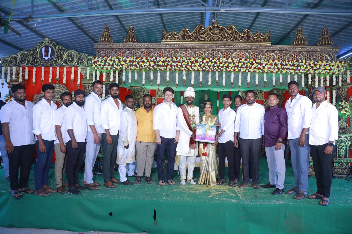 RajeshwarVanga's tweet photo. చిన్నకోడూరు.   భాషమైన రాములు ముదిరాజ్ -కీ"శే దేవవ్వ కుమారుడు మరుతి ముదిరాజ్ వివాహ వేడుకల్లో పాల్గొని నూతన వధూవరులను ఆశీర్వదించి శుభాకాంక్షలు తెలపడం జరిగింది.❤️
#siddipet #vrr #vagarajeshwarreddy https://t.co/u96YEyuFQh