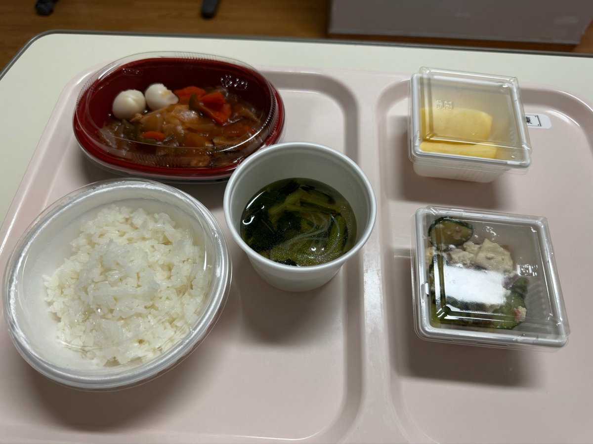 daisuke0550's tweet photo. もう食事の事ぐらいしかないな〜
マジで量が足りん・・・
しかも明日は朝からPETだから朝ごはん抜きだ
夕方から放射線治療始まるから明日の夕方から4日部屋から出れ無くなるから飲み物とか買いだめしないとだ
副作用キツくないといいんだけども https://t.co/X4BgjgdqjF