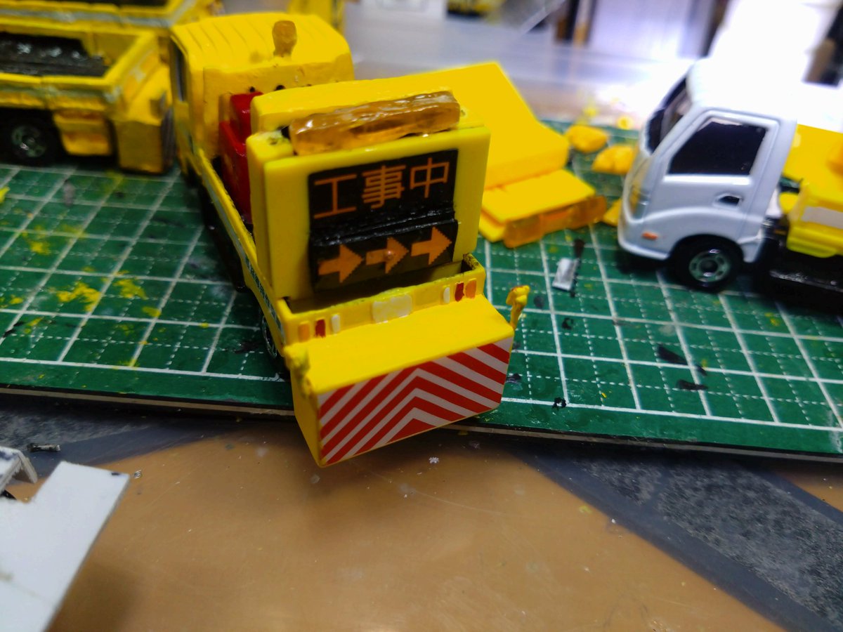 H2SO4Fas's tweet photo. 今後の予定
・シールタイプの車載式標識の
　矢印の可変化（5台分）
・架空キャビンのＷキャブ資材車と
　��キャブ資材車の作成
・他細々したものの作成

＃トミカ改造
＃維持作業車
＃自走式標識車 https://t.co/dg5m3Eo62Q