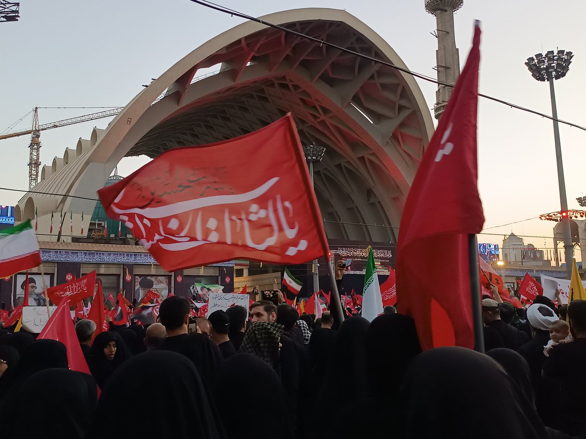 m_h_d_ye's tweet photo. به خونخواهی رهبر شهید🤍
#تشييع_القائد_المعظم 
#وداع_رهبر https://t.co/SlBzlc3Pq2