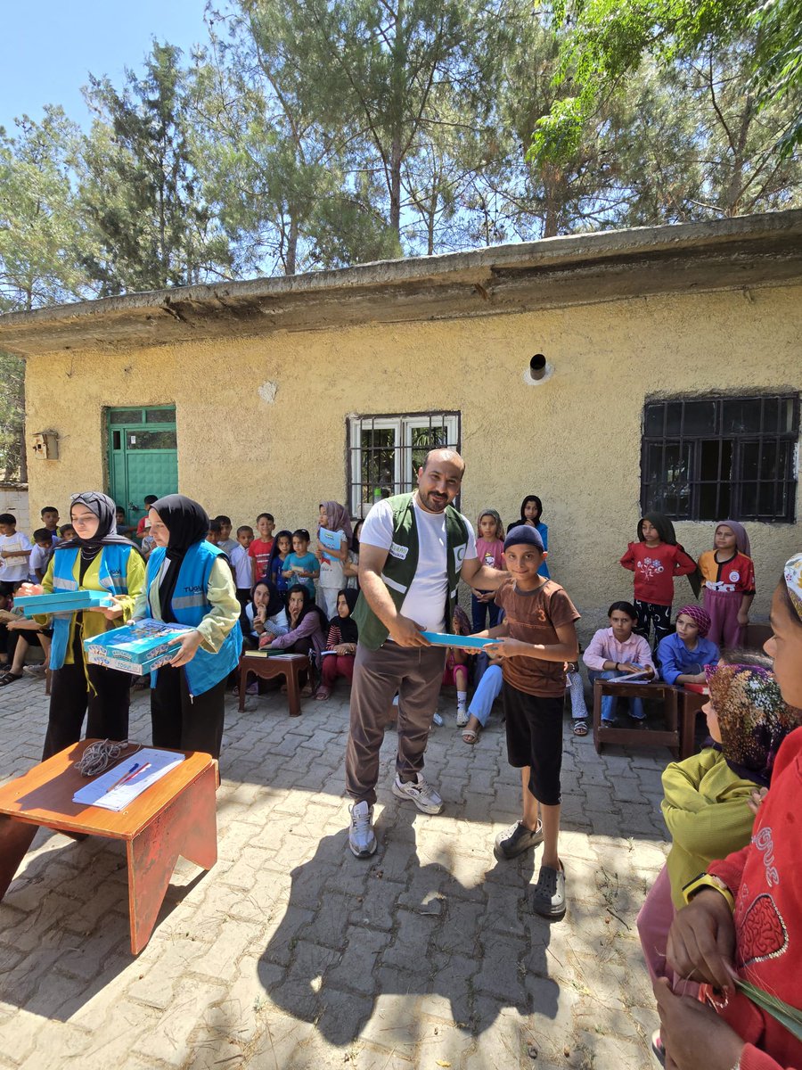 YesilayUrfa's tweet photo. Geleceğimizin Teminatı Çocuklarımızla Bir Aradayız

​Akçakale İlçe Temsilciliğimiz, Alatlar ve Sakça köylerindeki Kur'an kurslarında eğitim gören minik öğrencilerimizi ziyaret etti. Düzenlenen etkinlikte çocuklarımıza Yeşilay’ı tanıtarak sağlıklı yaşamın önemini anlattı. Daha sonra eğlenceli vakit geçirerek mutluluklarına ortak oldu. Emeği geçen herkese teşekkür ederiz.🌿
@mehmetDinc1920
@hasansildak