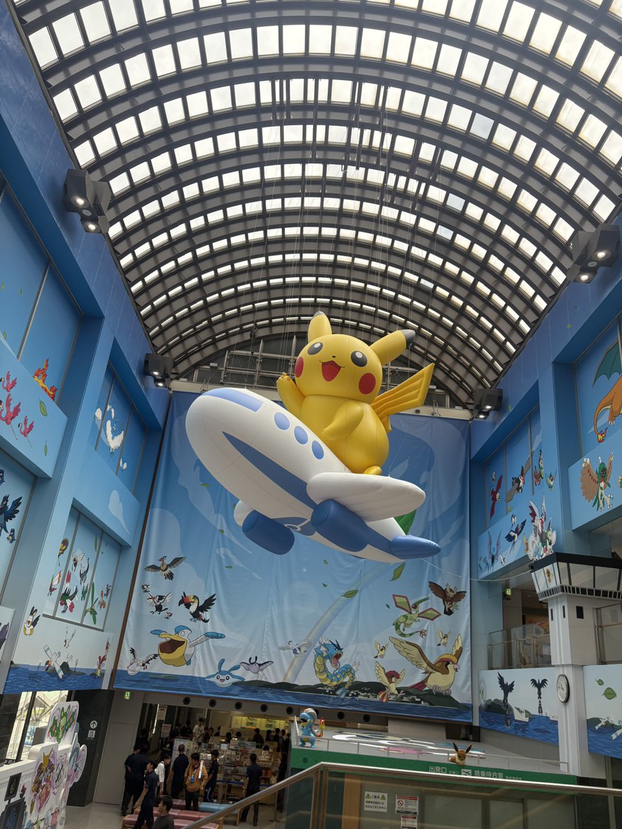 kondokazuya_'s tweet photo. 能登空港からポケモン空港（正式には「のと里山ポケモン・ウィズ・ユー空港」）へ。

妻と息子が地域回りの途中に立ち寄り写真を送ってくれました。

子供達と初めて一緒にプレイしたのがポケモン不思議のダンジョン（DSかGBアドバンスか不明）で、ピカチュウ以外のポケモンをこの時覚えました。20年ほど前です。

現在進行系の方も、ポケモンが思い出になっている世代の方にも、ポケモン空港にお越しいただきたいです。