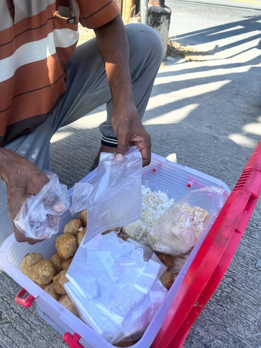 Charismaylnd's tweet photo. Pulang makan siang tadi, di Jalan Kilo 10 saya bertemu seorang kakek yang sedang memikul dagangannya di bawah teriknya matahari Balikpapan.
Beliau menjual gethuk dengan harga sekitar Rp2.000 . Ternyata setiap hari kakek ini berjalan kaki dari Kilo 13 sampai Kilo 5 demi mencari rezeki.
Kalau teman-teman sengaja atau tidak sengaja bertemu dengan kakek ini, sempatkan mampir dan beli dagangannya ya.￼
cc: junvvvi_