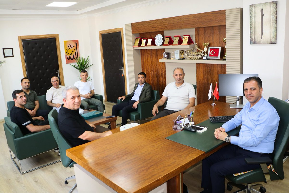 hakanceliksoy66's tweet photo. Diyarbakır ziyaret programımız kapsamında Diyarbakır Aile ve Sosyal Hizmetler İl Müdürlüğünü ziyaret ettik.

Diyarbakır Aile ve Sosyal Hizmetler İl Müdürü olarak göreve başlayan Sayın Ali Sait ÇEÇEN’e hayırlı olsun dileklerimizi ileterek, yeni görevinde başarılar diledik.

Nazik ev sahiplikleri için teşekkür ediyor; yeni görevinin Diyarbakır’a ve hizmet camiamıza hayırlı olmasını temenni ediyorum.

Hakan ÇELİKSOY
YURT – Eğitim Sen
Genel Başkanı