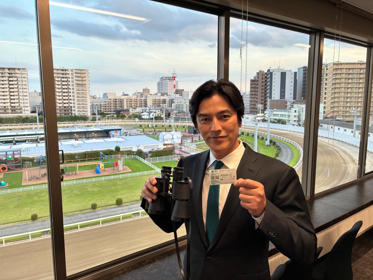 Keiba_Kawasaki's tweet photo. #要潤 さん、川崎競馬に来場！

今年度より公式アンバサダーを務める、俳優の要潤さんが #川崎競馬 に来場🐎
本日の #スパーキングレディーカップ（JpnⅢ）を盛り上げます✨

第11R終了後には表彰式のプレゼンターとしてご登壇いただきます。

スパーキングレディーカップの要さん推し馬は…
【③タマモフリージア】

結果はいかに！