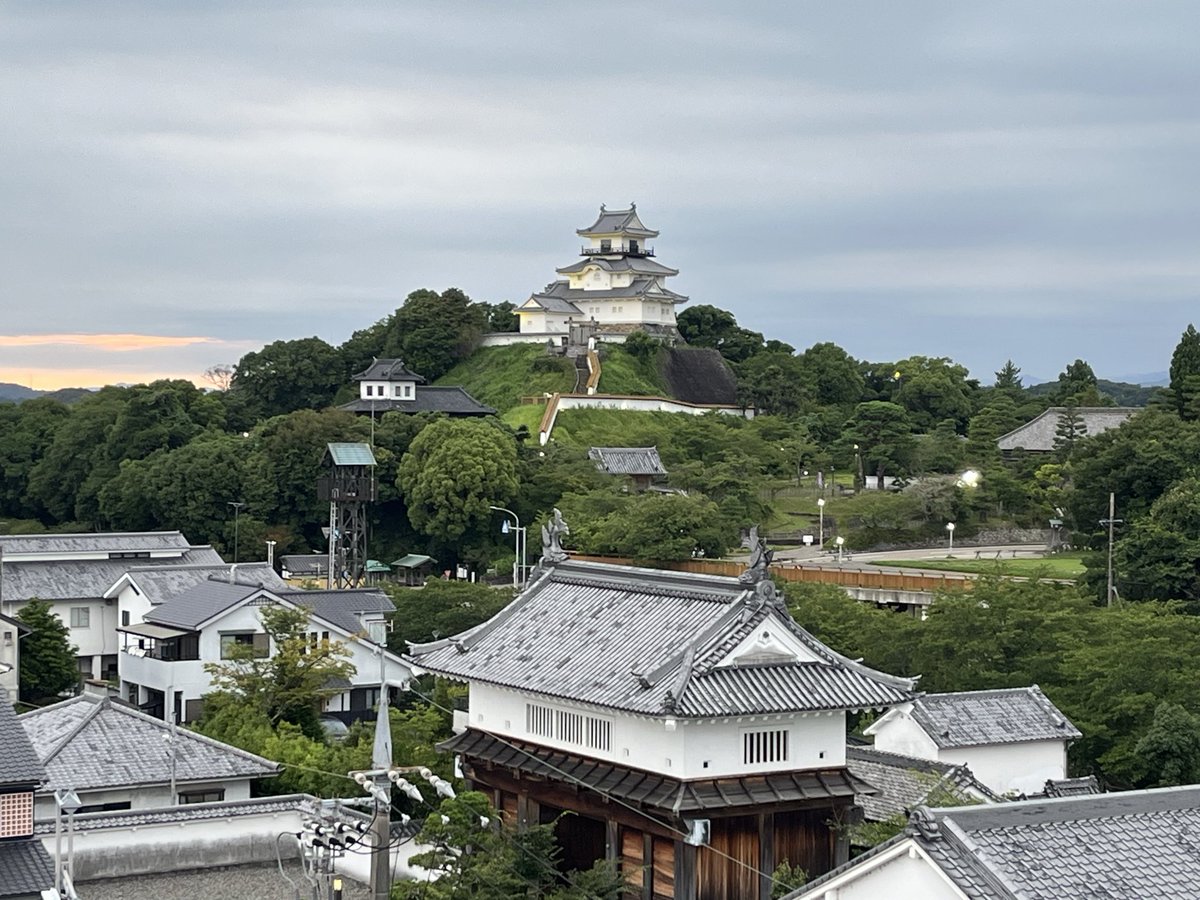 teabozu's tweet photo. 夕暮れの掛川城 https://t.co/ciExFcCetT