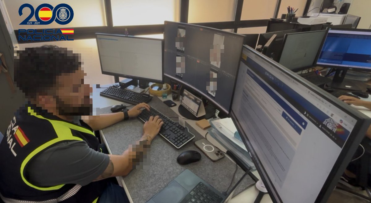 policia's tweet photo. 🚩La Policía Nacional detiene en #Melilla a un depredador sexual de menores a través de las #redessociales 💻

👮Se le imputan👇

 🔸3 delitos de agresión sexual a #menores de 16 años  por vías telemáticas 
🔸11 delitos de ciberacoso a menores (child #grooming)
🔸Corrupción de menores
🔸Tenencia y distribución de pornografía infantil