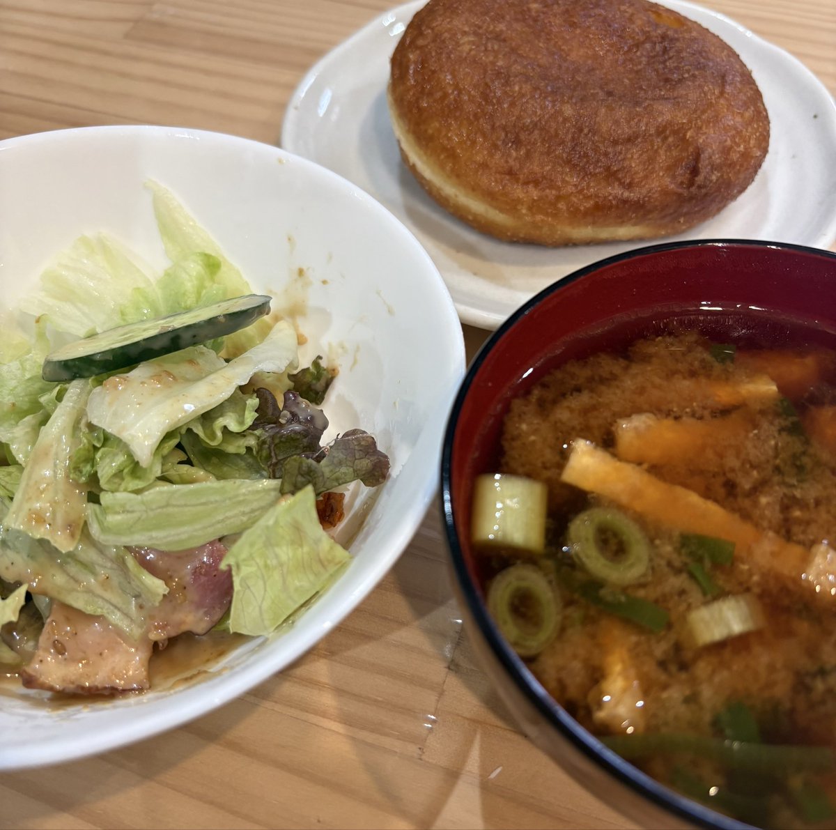 imushitsu's tweet photo. 賞味期限が切れそうなものを優先的に食べるために自分だけいつもこんなちぐはぐなメニューになってしまう😂

【今日の夕食】
・カレーパン
・みそ汁
・サラダ https://t.co/0B9R10WFOi
