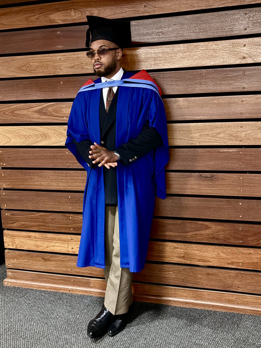 draydraydray20's tweet photo. Un nouveau diplômé en droit des affaires internationales. https://t.co/yWG0Z9uZxg